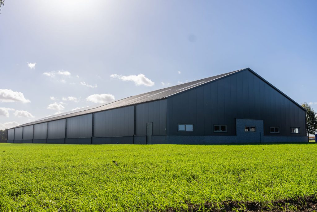 Caravanstalling en opslagloods met zonnepanelen, gebouwd door Hardijk Bouw