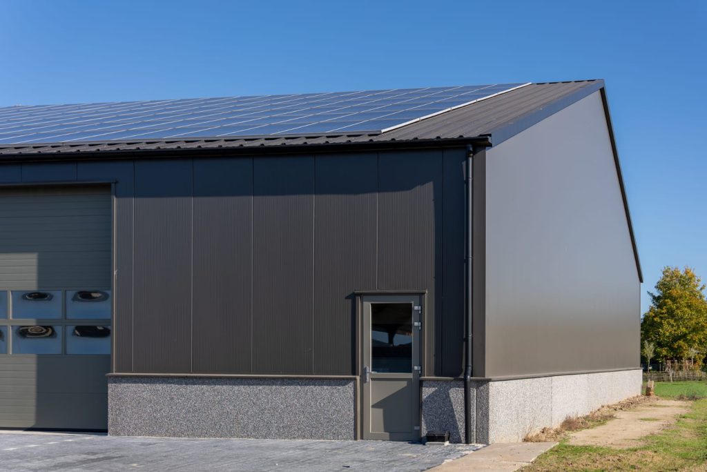 Bedrijfshal met staalconstructie en betonnen plint, gebouwd door Hardijk Bouw