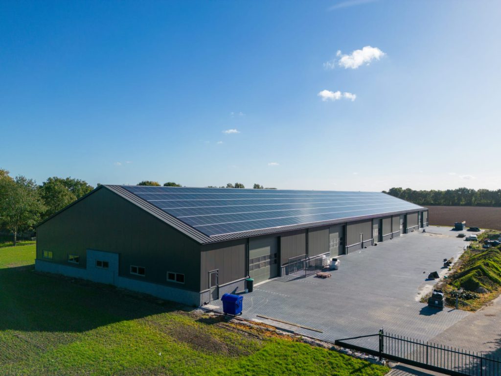 Caravanstalling en opslag met zonnepanelen