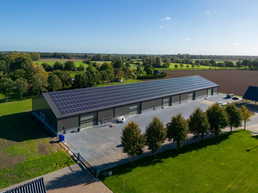 Caravanstalling en opslag met zonnepanelen