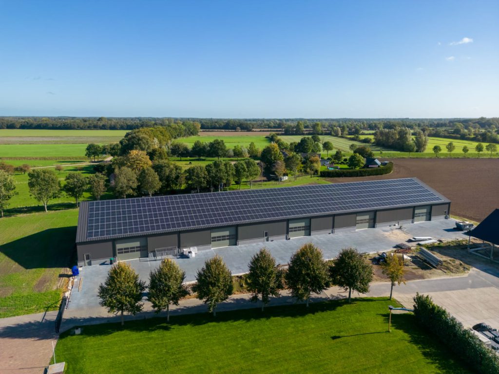 Caravanstalling en opslag met zonnepanelen