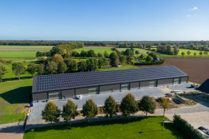 Caravanstalling en opslag met zonnepanelen