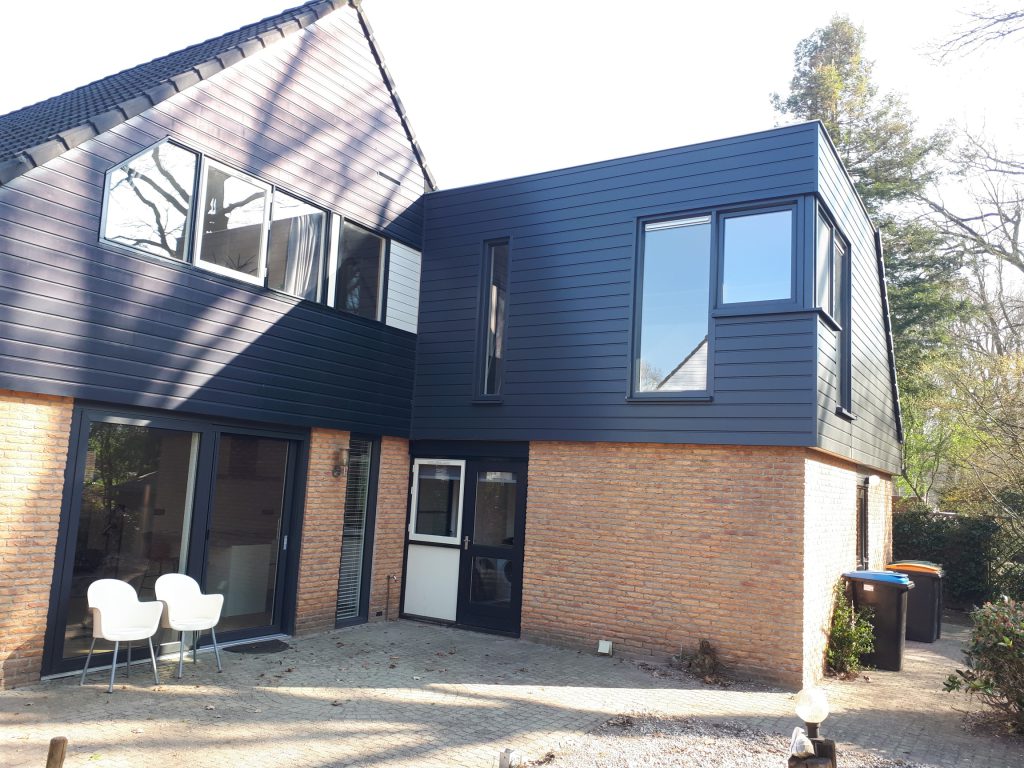 Woning in Bathmen met houten dakopbouw en kunststof gevelafwerking