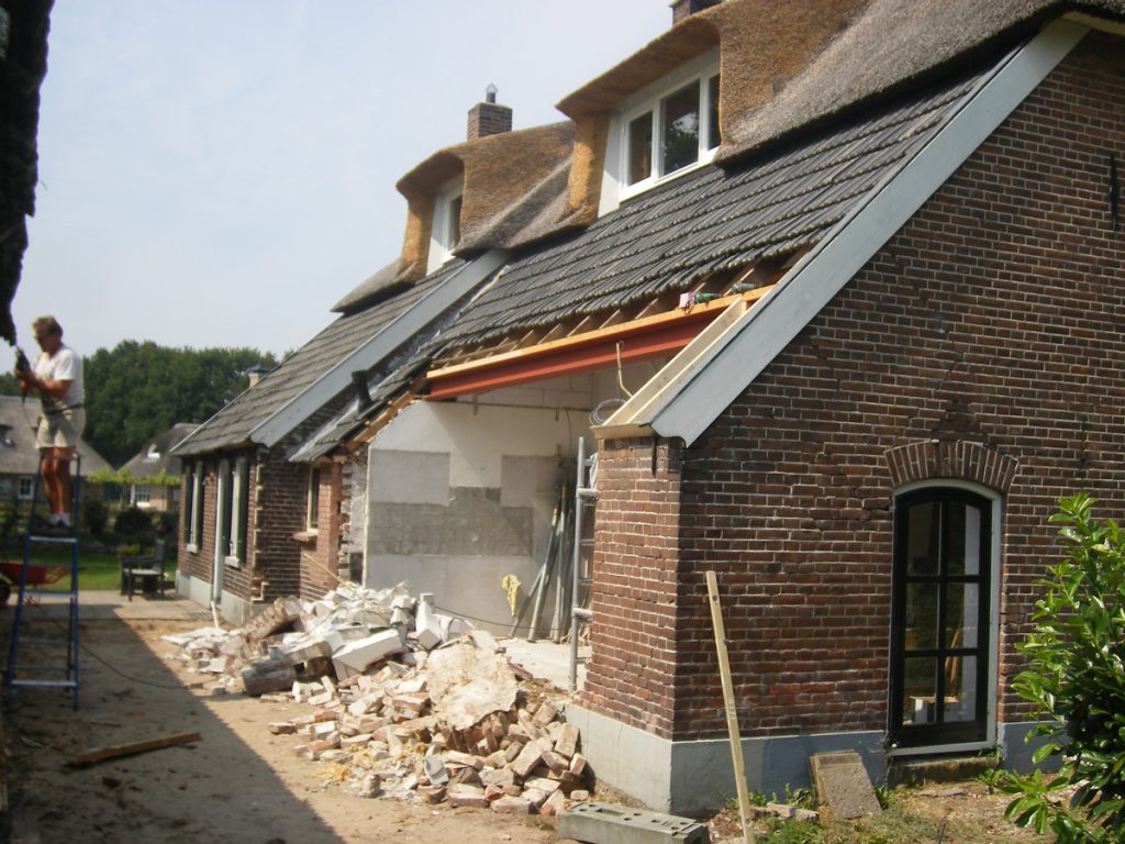 Doorloop tussen schuur en woning, Bathmen