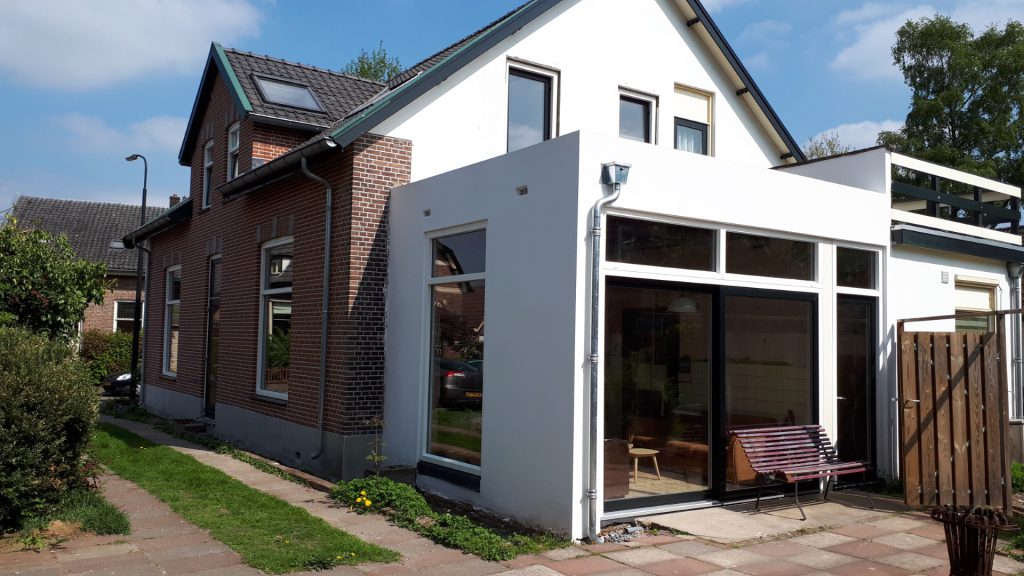 Uitbouw aan de achterzijde van een woning, gebouwd door Hardijk Bouw