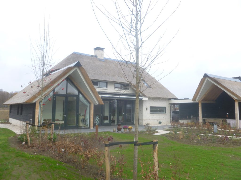 Moderne villa met rieten dak, Twello