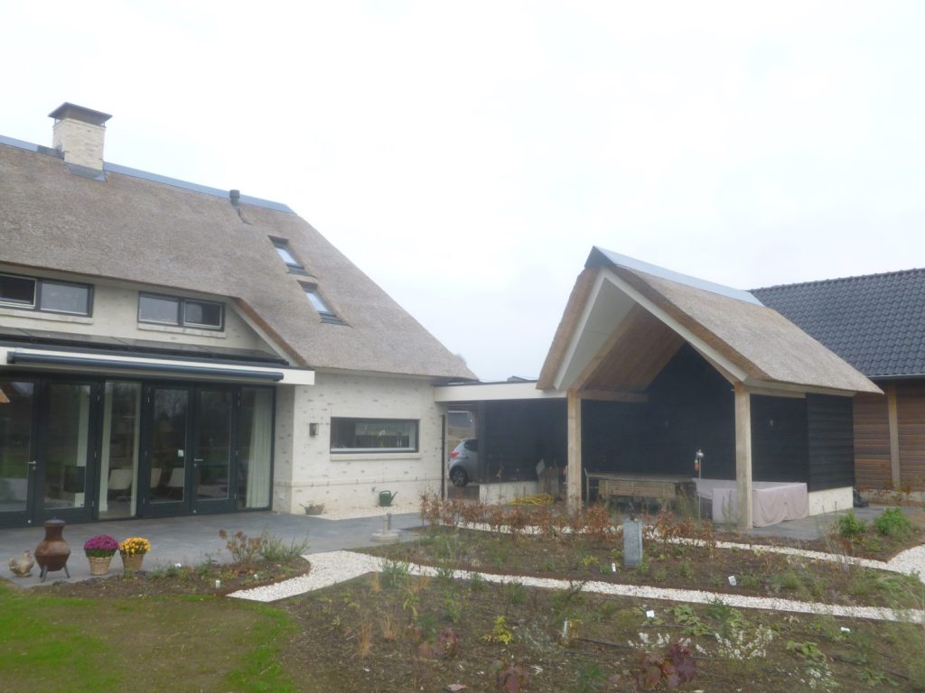 Moderne villa met rieten dak, Twello