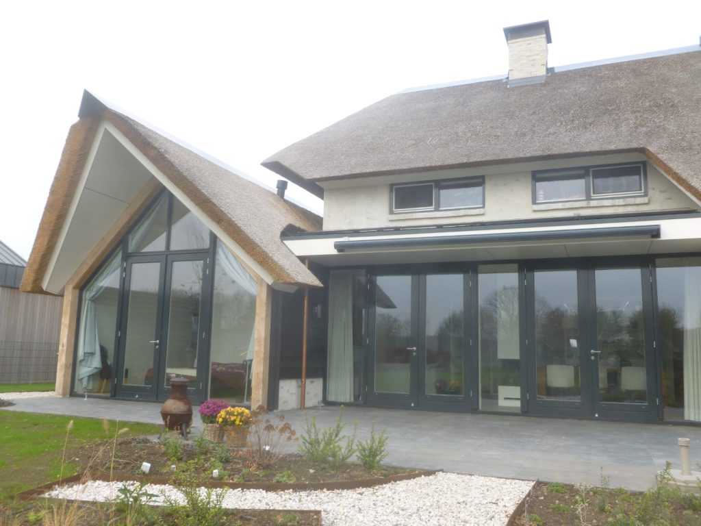 Moderne villa met rieten dak, Twello