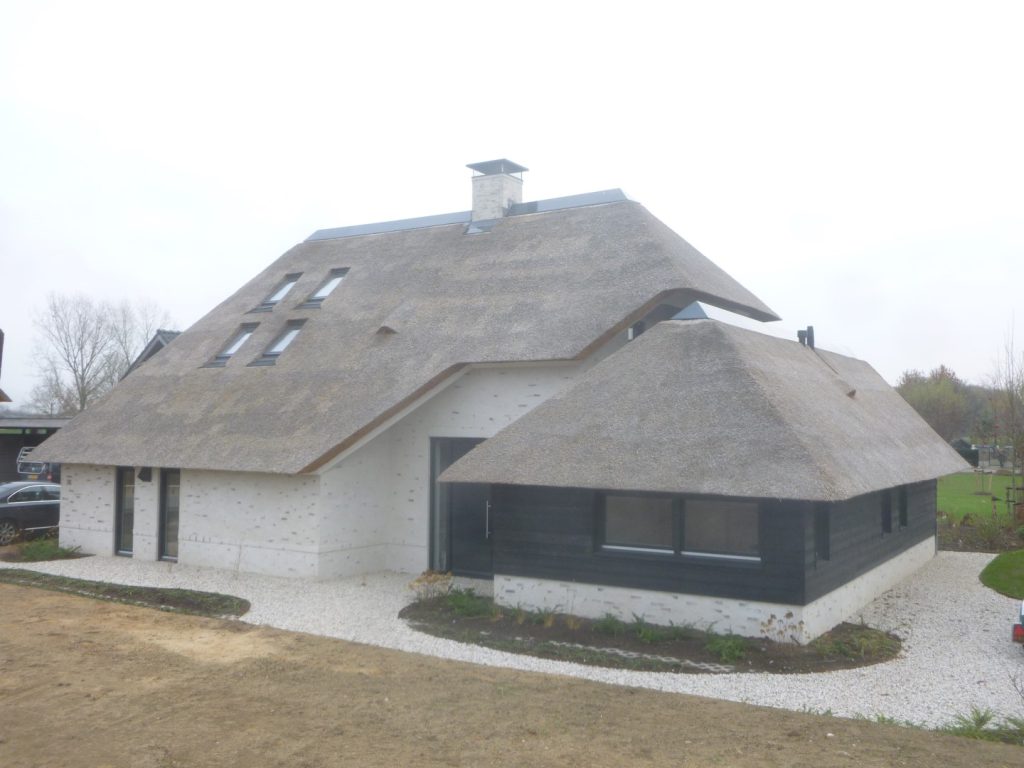 Moderne villa met rietenkap Twello