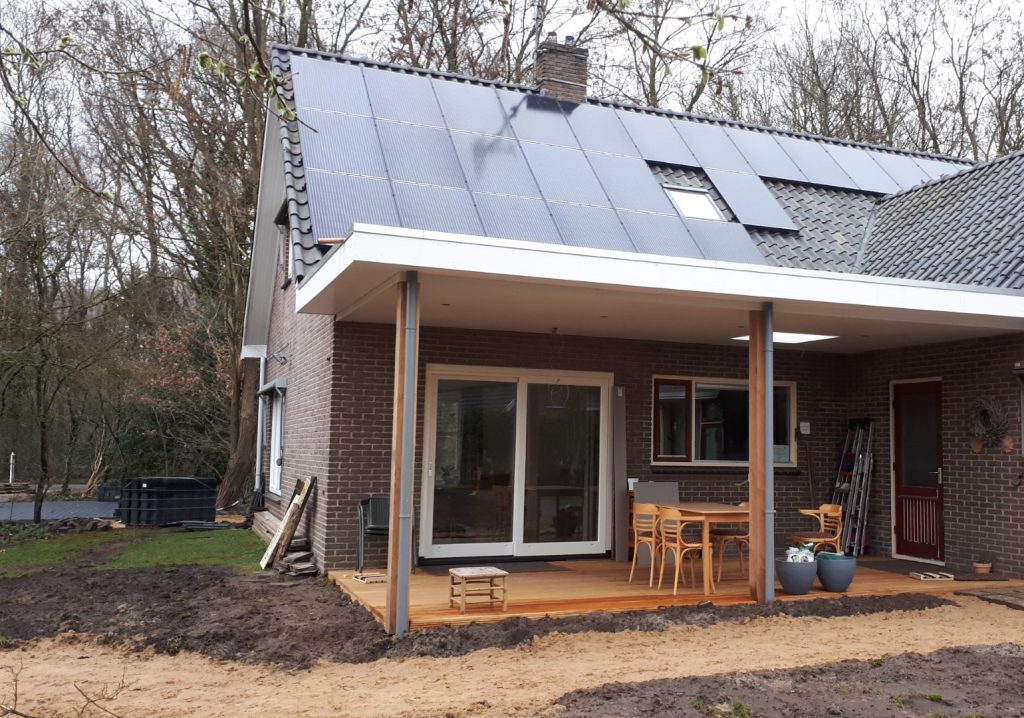 Houten overkapping bij een woning, gebouwd door Hardijk Bouw