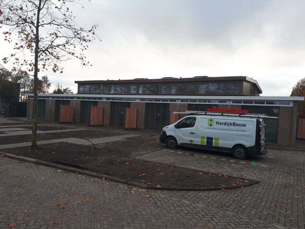 Voormalige marechausseekazerne met 12 appartementen en dakopbouw in Schalkhaar