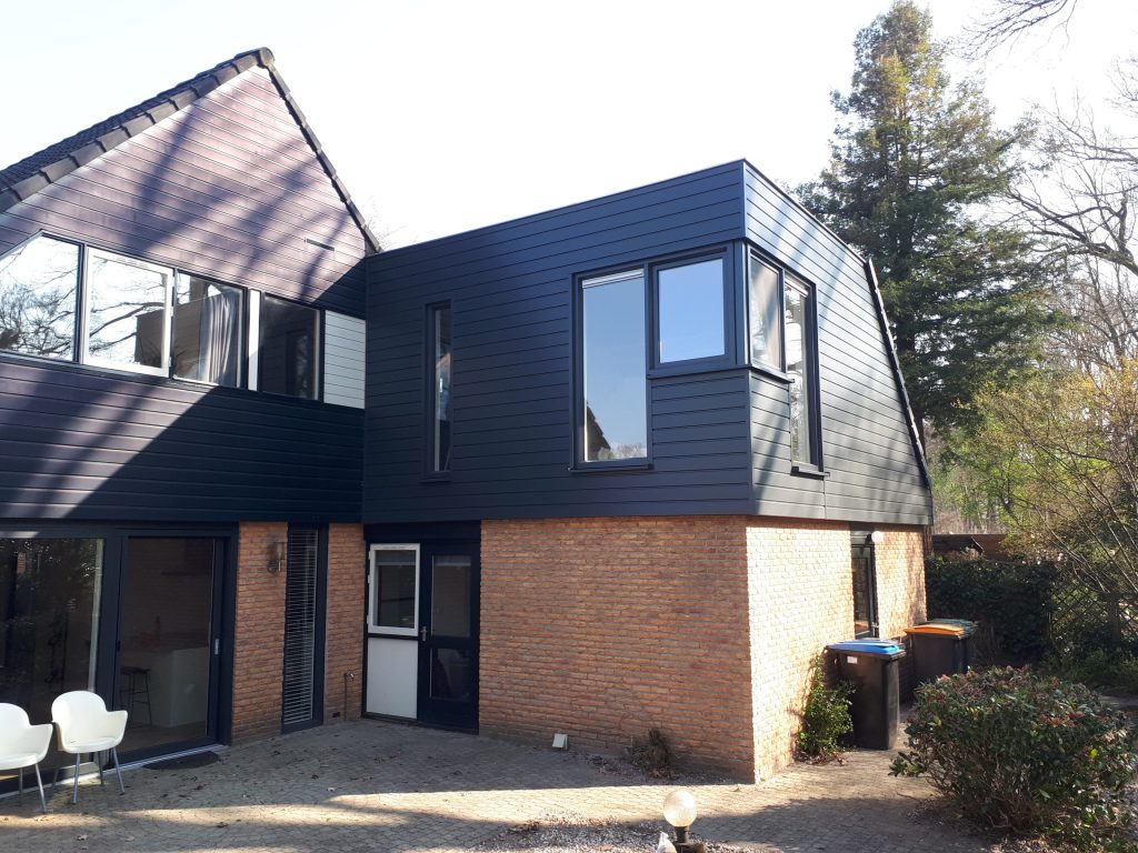 Dakopbouw met kunststof gevelafwerking op een woning in Bathmen
