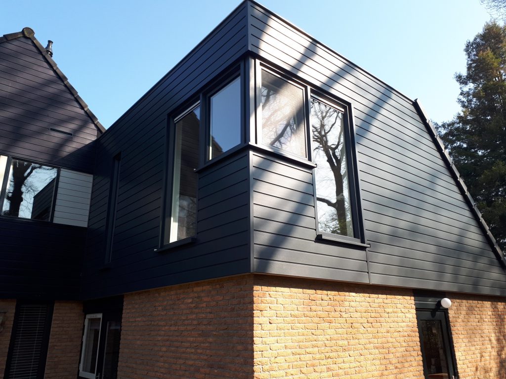 Aansluiting van dakopbouw op hellend dak bij een woning in Bathmen