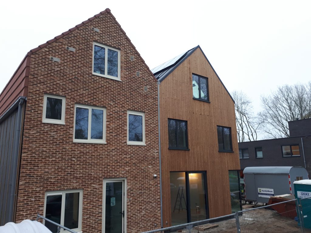 Geschakelde nieuwbouwwoningen in Deventer tijdens de afbouw