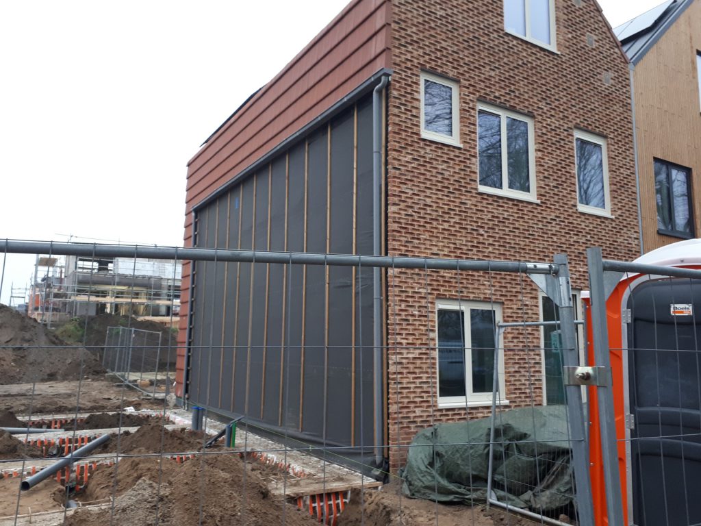 Waterdichte zijgevel naast de toekomstige bouwkavels bij nieuwbouwwoningen in Deventer