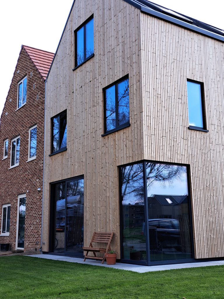 Geschakelde nieuwbouwwoning met houten gevelbekleding in Deventer