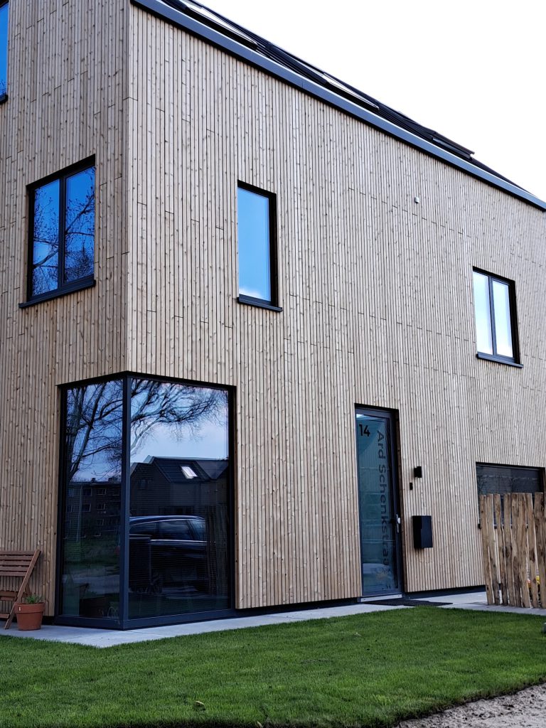 Zijgevel met houten gevelbekleding van een nieuwbouwwoning in Deventer