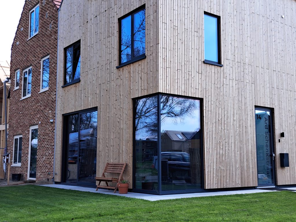 Achterzijde van twee geschakelde nieuwbouwwoningen in Deventer