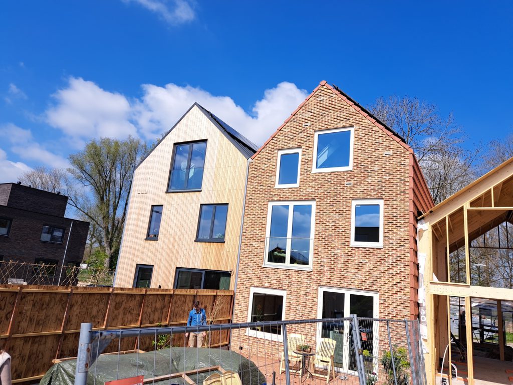 Achtergevels in hout en metselwerk van twee geschakelde woningen in Deventer