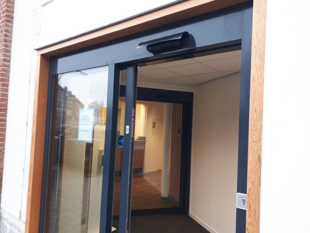 Nieuwe automatische entree van de huisartsenpraktijk in Deventer