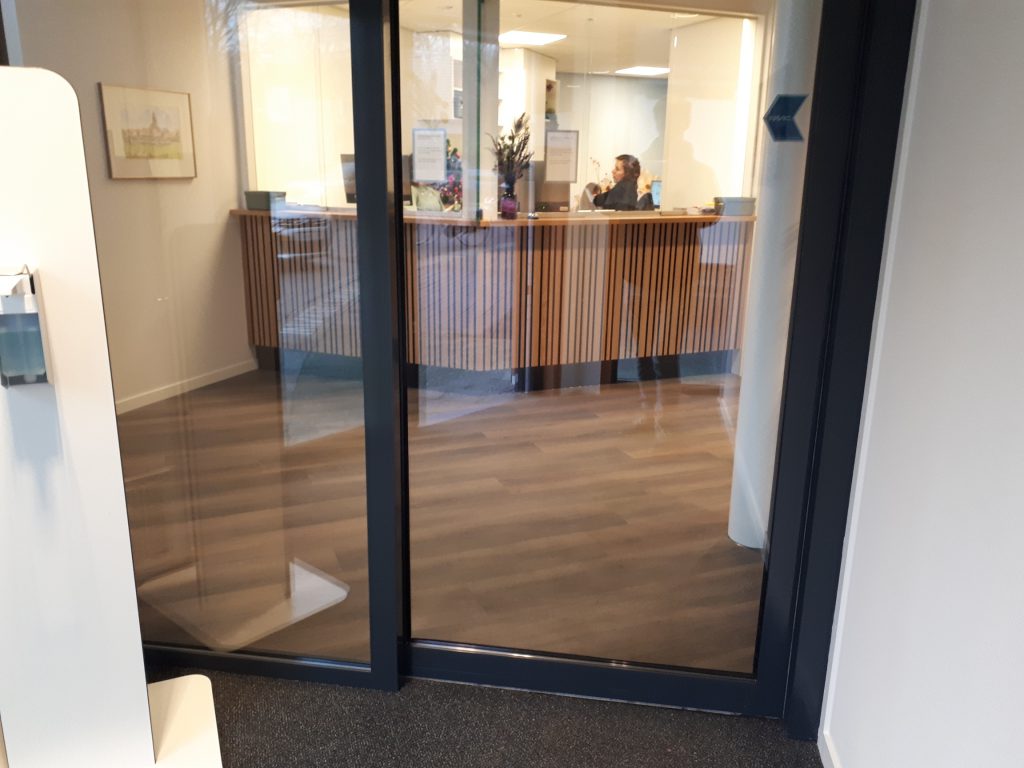Zicht op de balie van de gemoderniseerde huisartsenpraktijk in Deventer