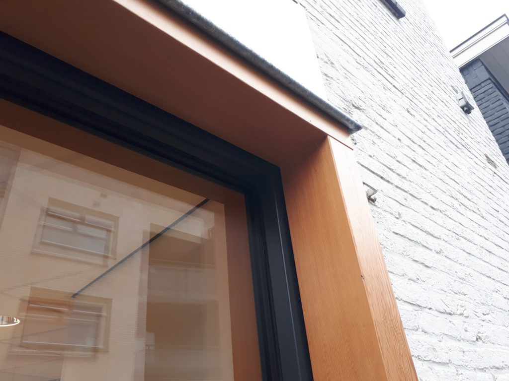 Detail van het nieuwe entreekozijn van de huisartsenpraktijk in Deventer