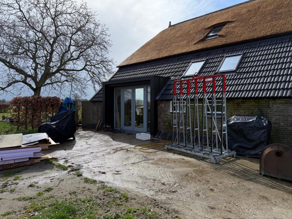 Voormalige koeienstal met rieten kap verbouwd tot woning in Zuidloo, Bathmen