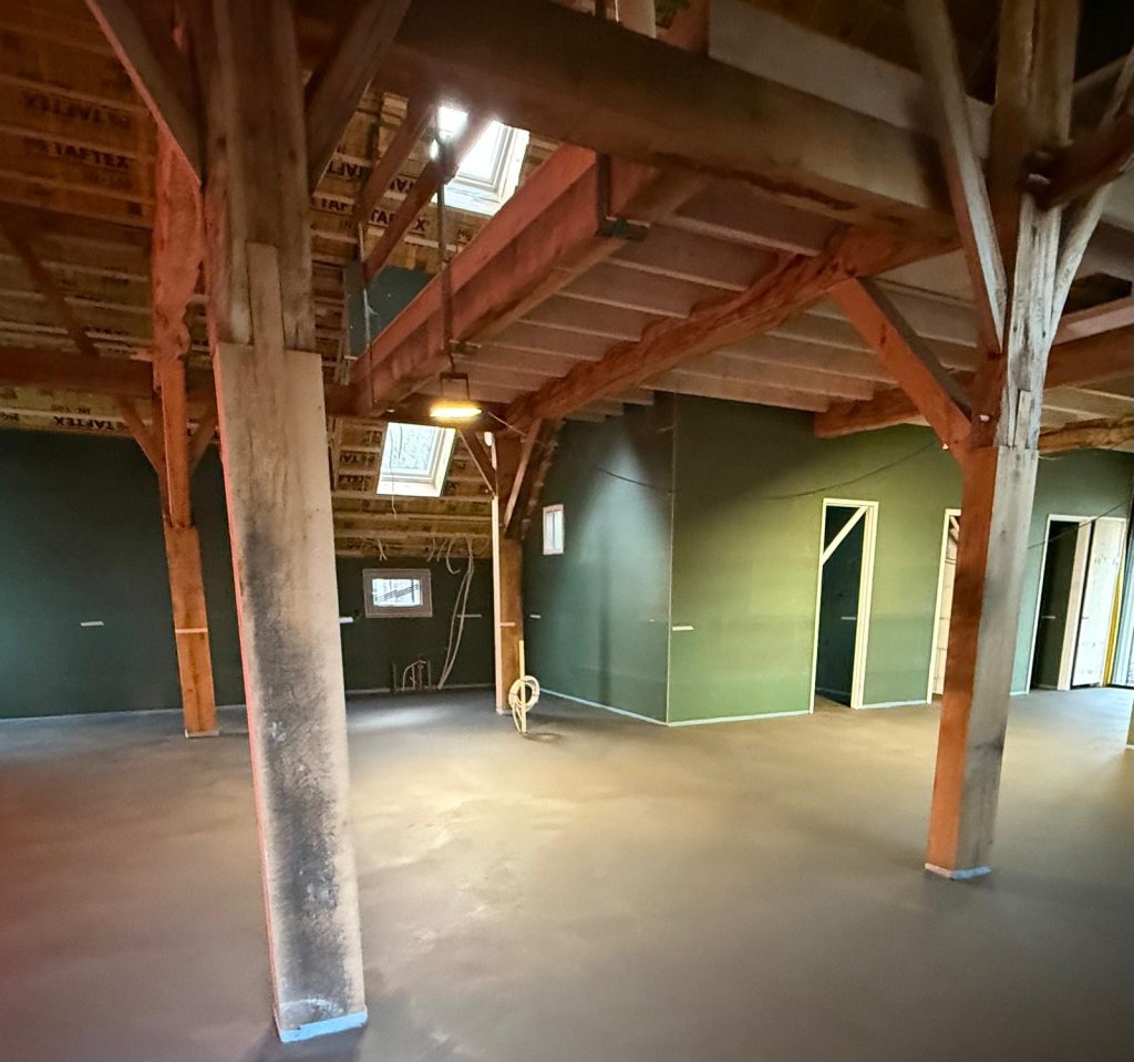 Interieur met eiken gebinten tijdens de verbouw van een monumentale stal in Zuidloo
