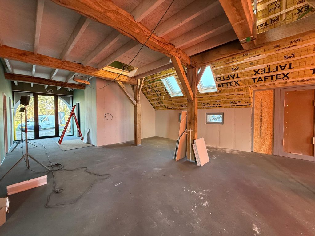 Afbouw van de woning in een voormalige koeienstal in Zuidloo, Bathmen