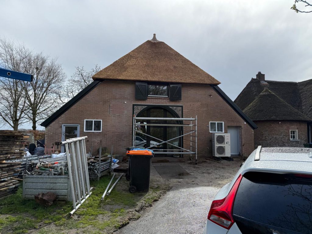 Voorgevel van de monumentale stal in Zuidloo tijdens de verbouw