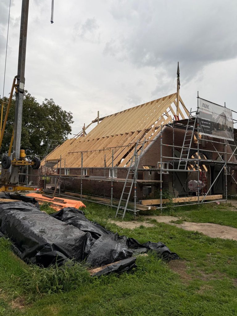 Nieuwe dakconstructie op de monumentale stal in Zuidloo, Bathmen