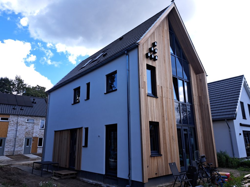 Nieuwbouwwoning met houten gevelbekleding en gevelstucwerk in Deventer