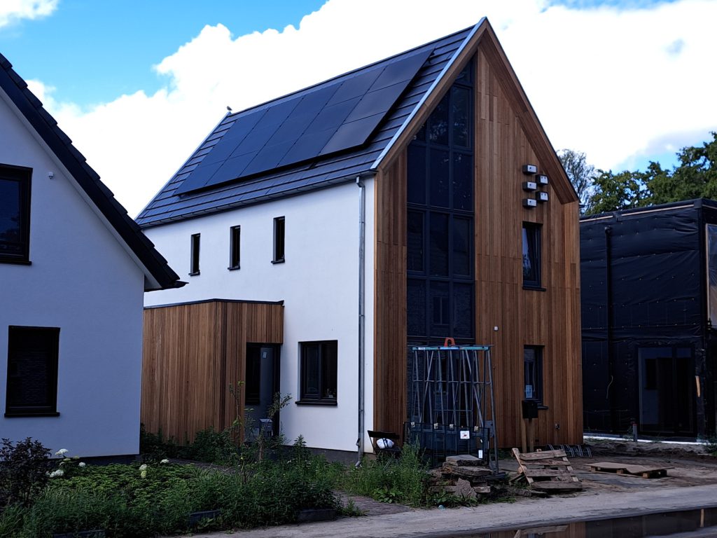 Nieuwbouwwoning met houten aanbouw en gevelstucwerk in Deventer