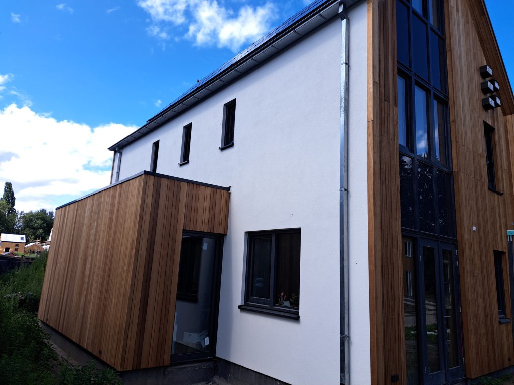 Houten aanbouw en zijgevel van een nieuwbouwwoning in Deventer