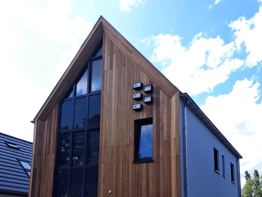 Houten gevelbekleding in barcodeverband bij een nieuwbouwwoning in Deventer