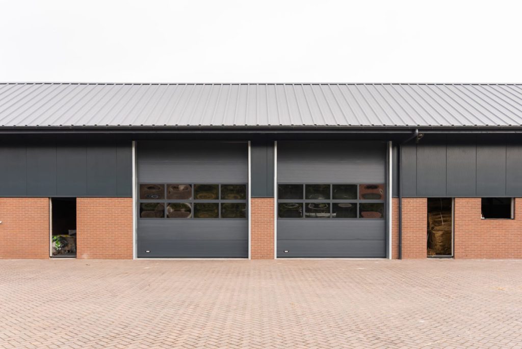 Opslagloods met overheaddeuren en FALK-wandpanelen in Putten