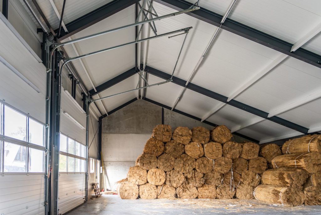 Interieur van de opslagloods met staalconstructie in Putten