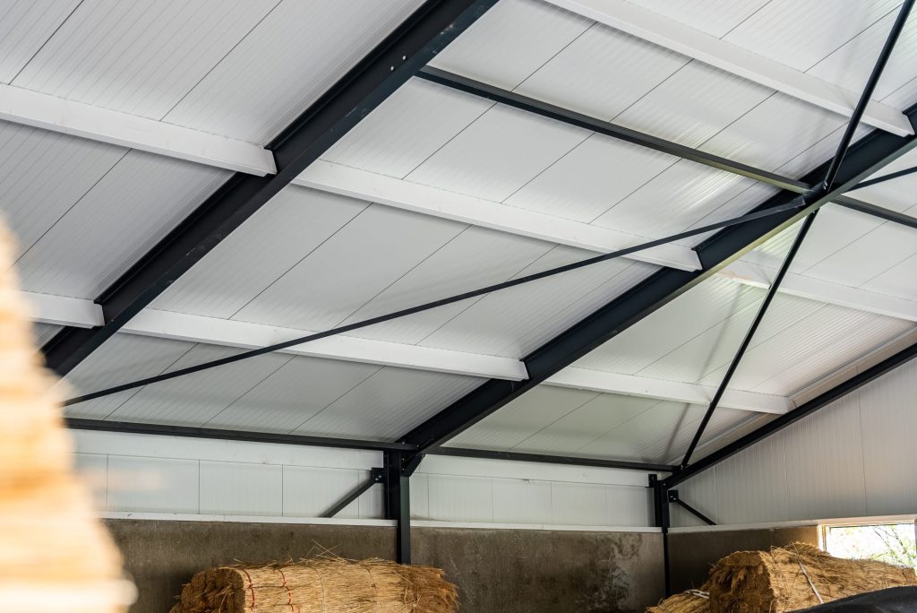 FALK-dakpanelen en staalconstructie in de opslagloods in Putten