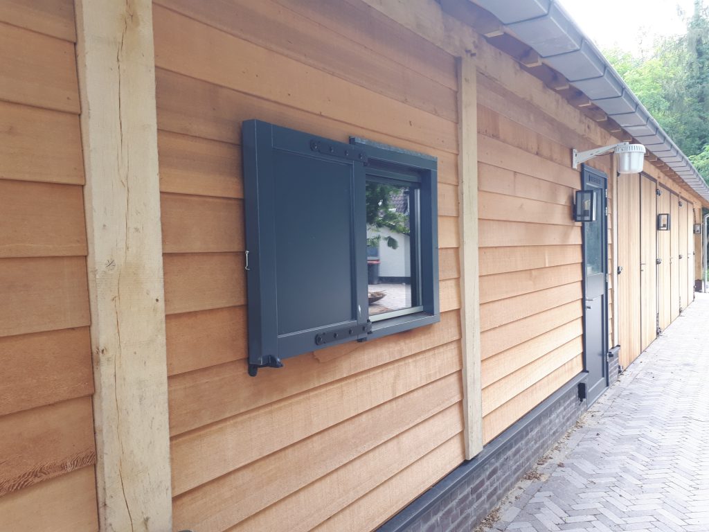 Houten gevel met stalluik van de paardenstal in Joppe