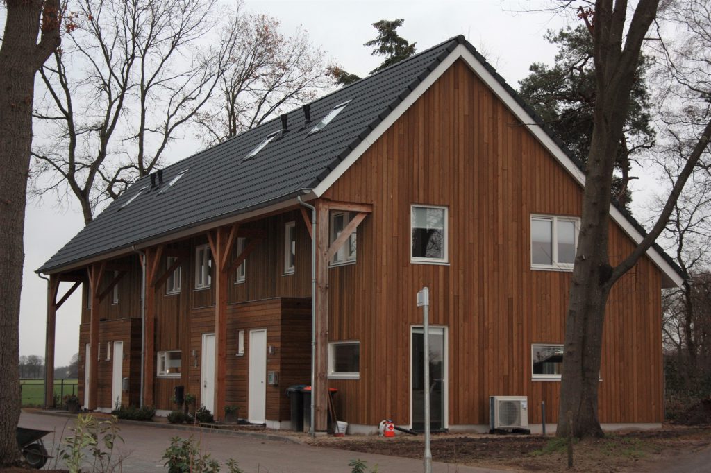 Vier starterswoningen met houten gevelbekleding in Bathmen