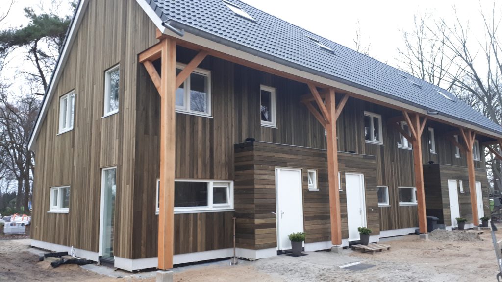 Starterswoningen met houten constructie en gevelbekleding in Bathmen tijdens de bouw