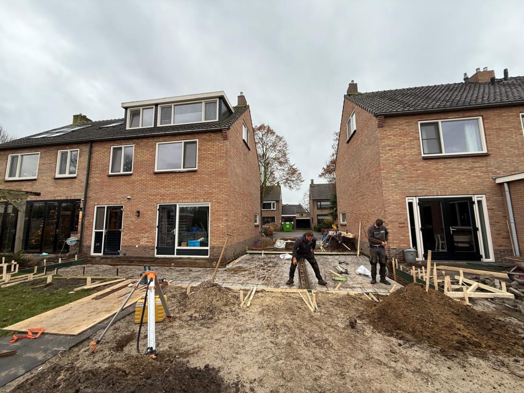 Vakmensen van Hardijk Bouw zetten de fundering uit voor een uitbouw achter een rijwoning