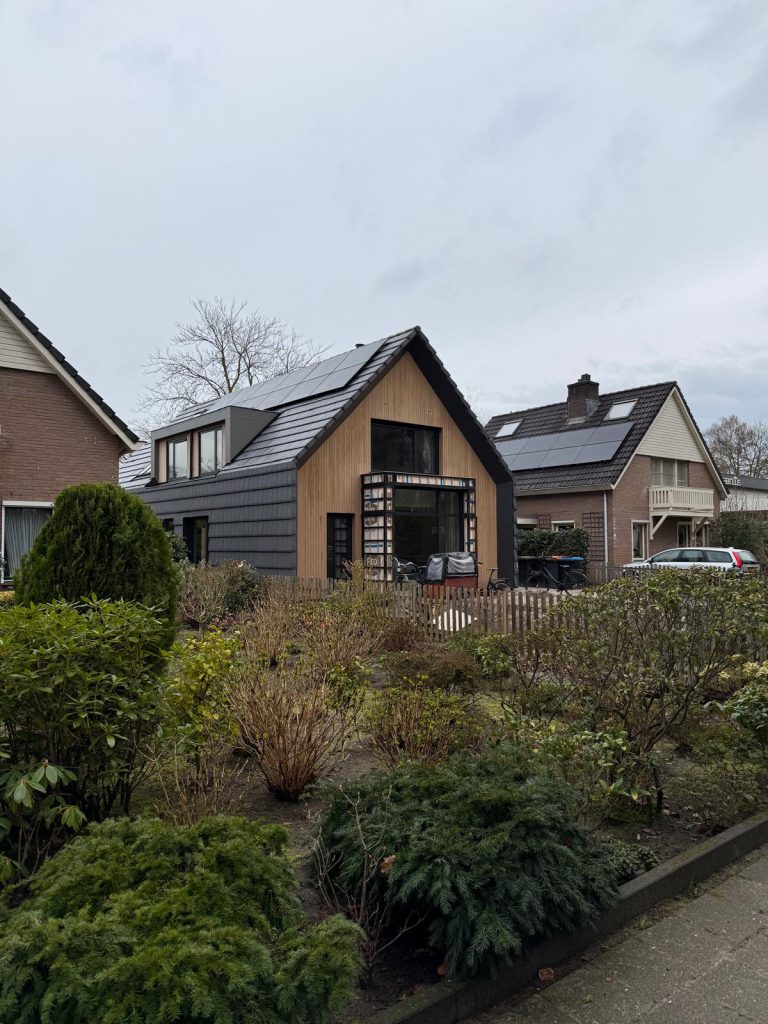 Verbouwde woning met nieuwe aanbouw en houten gevel in Schalkhaar