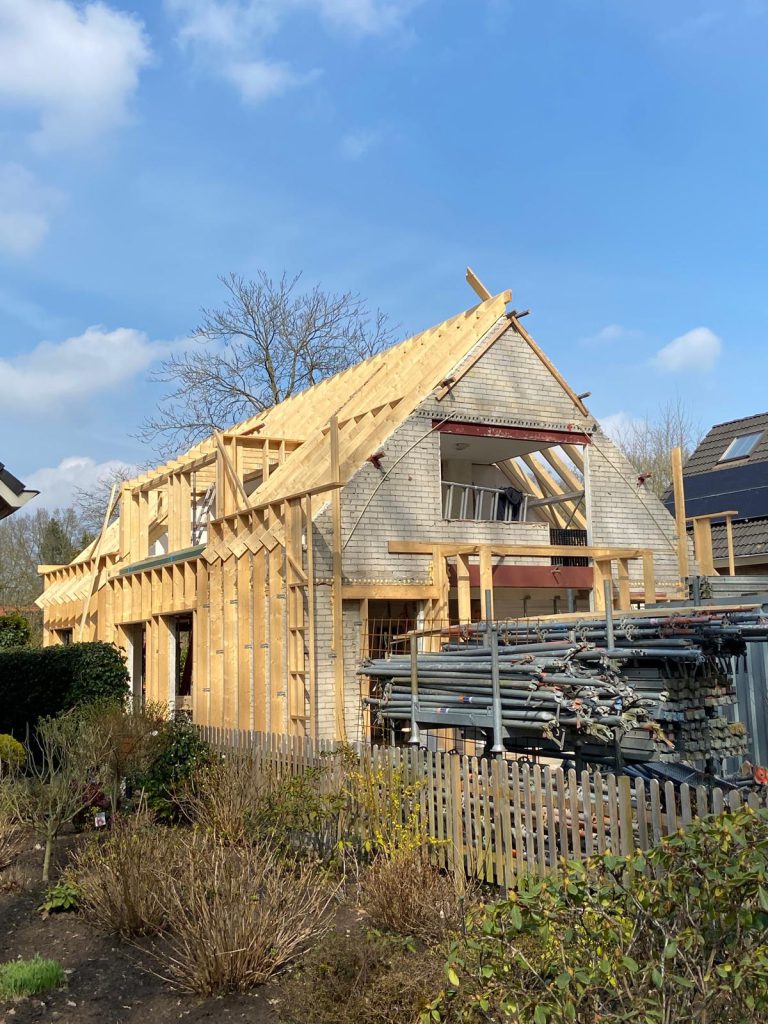 Nieuw houten regelwerk en sporenkap tijdens de verbouw van een woning in Schalkhaar