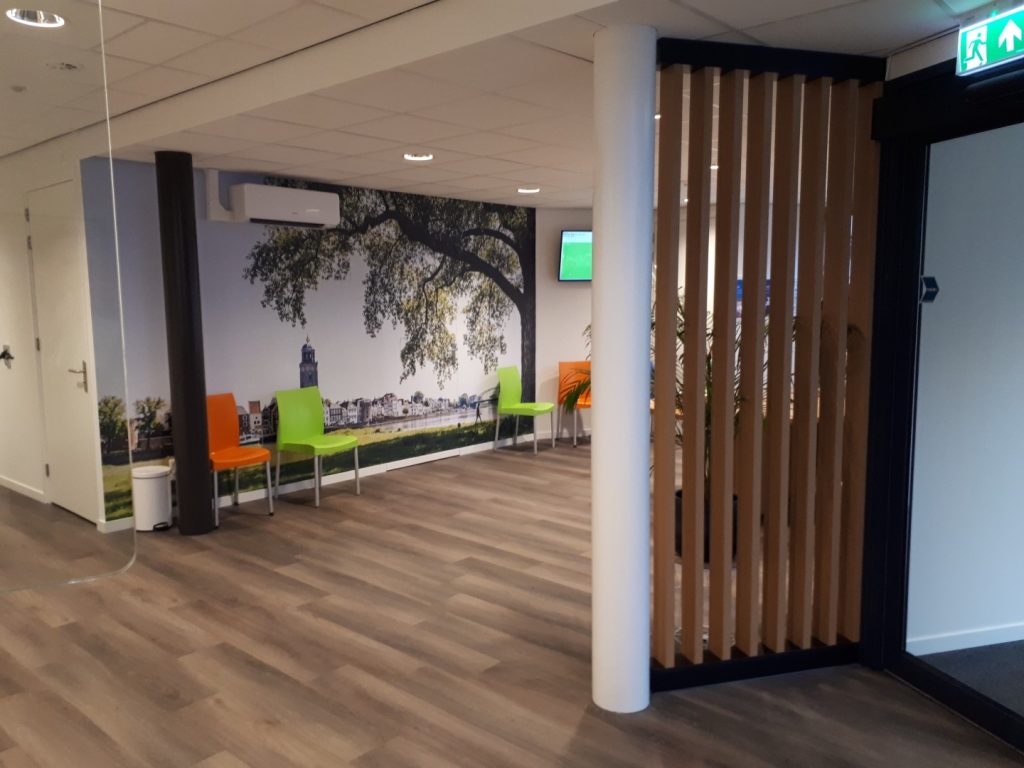 Gerenoveerd zakelijk interieur met houten lamellen, opgeleverd door Hardijk Bouw